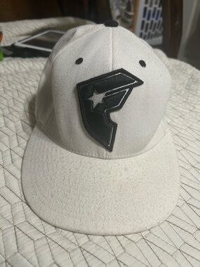 Famous stars and straps hat size L-xl fitted